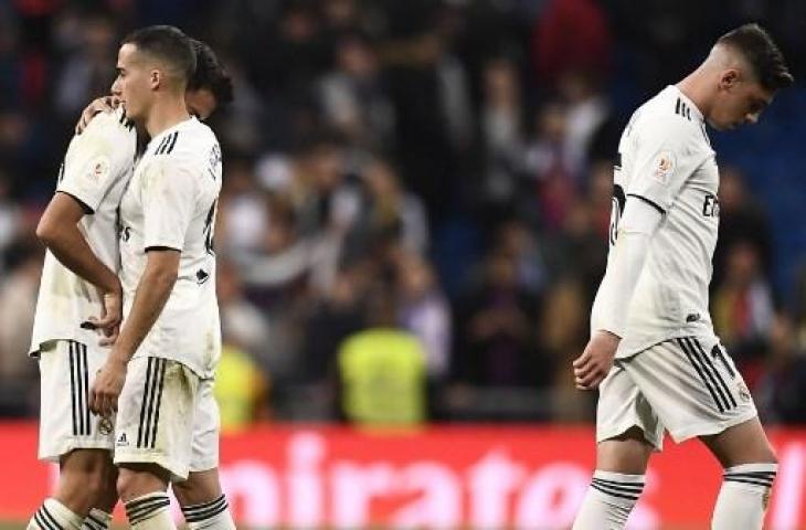 Ekspresi kekecewaan para pemain Real Madrid usai dikalahkan Barcelona dengan skor 3-0 pada leg kedua semifinal Copa del Rey, Kamis (28/2/2019) dini hari WIB. (OSCAR DEL POZO / AFP)