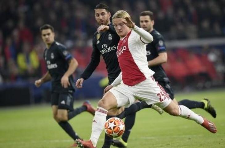 Sergio Ramos sesaat sebelum melakukan pelanggaran pada pemain Ajax Amesterdam, Kasper Dolberg yang berujung kartu kuning. (JOHN THYS / AFP)