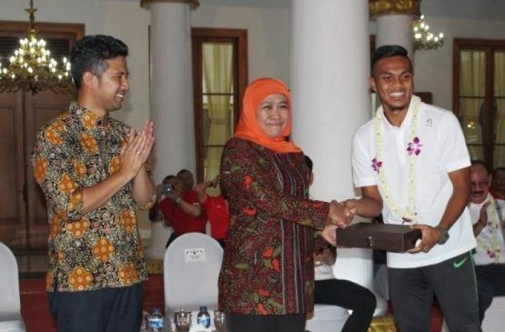 Gubernur Jawa Timur Khofifah Indar Parawansa menjamu sejumlah pemain dan ofisial timnas Indonesia U-22, Jumat (1/3/2019), di Gedung Negara Grahadi Surabaya. [Suara.com/Dimas Angga]