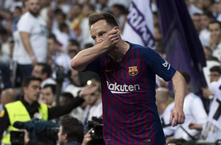 Selebrasi gelandang Barcelona, Ivan Rakitic, usai bobol gawang Real Madrid. (CURTO DE LA TORRE/AFP).