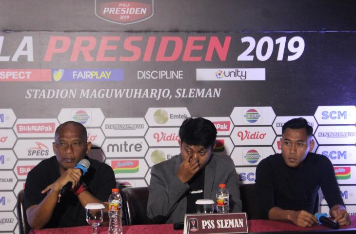 Asisten pelatih anyar PSS Sleman, Suwandi HS (kiri) dan Arsyaq Gufron (kanan). (chatwithamelia.xyz/Irwan Febri Rialdi).