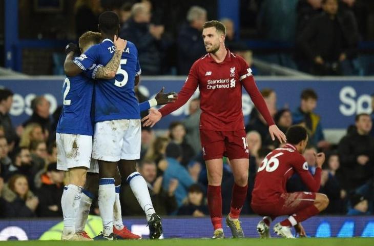 Penggawa Liverpool, Jordan Henderson bersalaman dengan pemain Everton usai laga pekan ke-29 Liga Primer Inggris, Minggu (3/3/2019) malam. Dalam laga tersebut kedua tim bermain imbang tanpa gol. [OLI SCARFF / AFP]