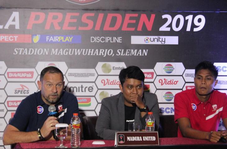 Pelatih Madura United, Dejan Antonic (kiri) dan Fachrudin Aryanto (paling kanan). (chatwithamelia.xyz/Irwan Febri Rialdi).