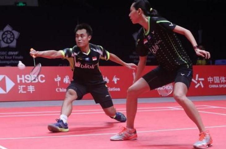 Pasangan ganda campuran Indonesia, Hafiz Faizal/Gloria Emanuelle Widjaja, saat menghadapi wakil Jepang, Yuta Watanabe/Arisa Higashino, di laga perdana Grup B BWF World Tour Finals 2018, Rabu (12/12/2018). [Humas PBSI]