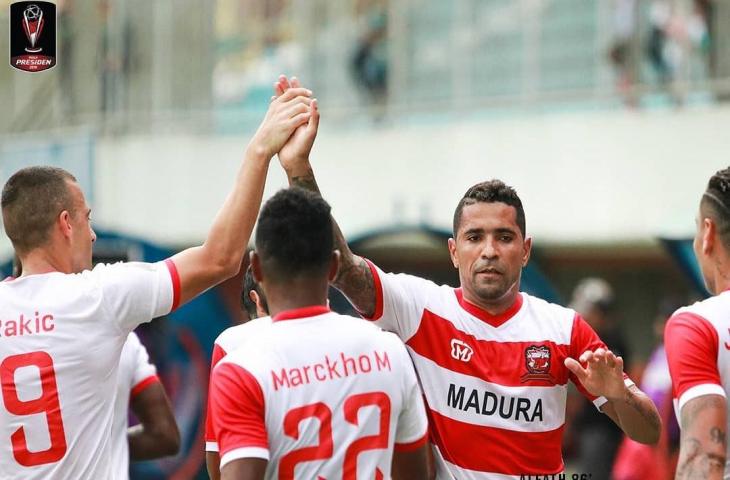 Beto Goncalves membuka gol untuk kemenangan Madura United atas PSS Sleman di laga perdana Grup D Piala Presiden 2019. Madura United menang 2-0 atas tuan rumah. [@maduraunited.fc / Instagram]