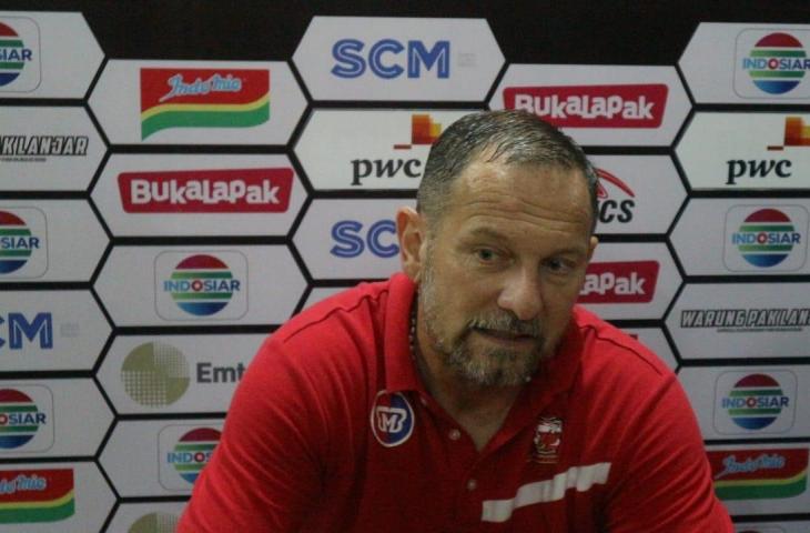 Pelatih Madura United, Dejan Antonic saat memberikan keterangan pers usai laga kontra Madura United di Piala Presiden 2019. [Andiarsa Nata/chatwithamelia.xyz]