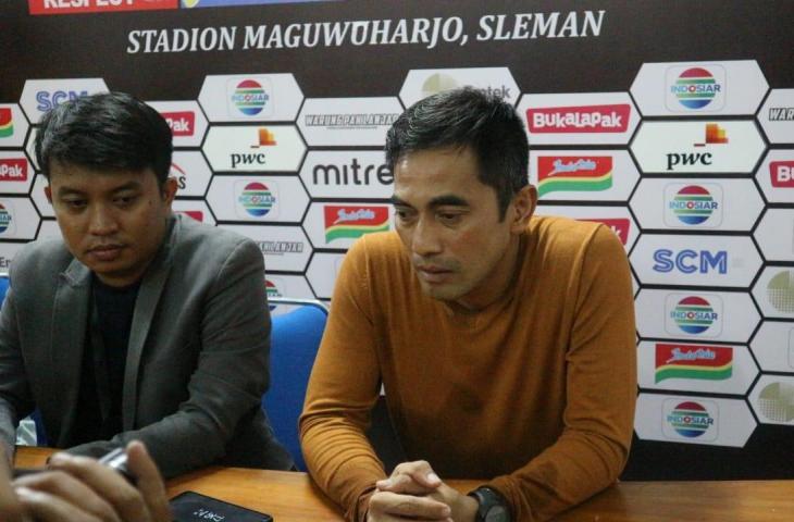 Pelatih PSS Sleman, Seto Nurdiantoro saat memberikan keterangan pers usai laga kontra Madura United di Piala Presiden 2019. [Andiarsa Nata/chatwithamelia.xyz]