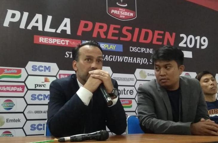 Pelatih Borneo FC, Fabio Lopez saat melakukan konferensi pers usai laga. (Bolatimes/Irwan Febri Rialdi)