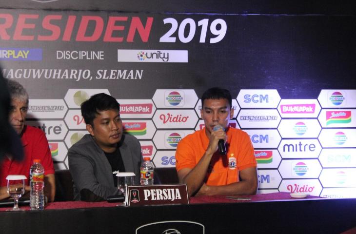 Pemain Persija Jakarta, Novri Setiawan, (paling kanan).  (chatwithamelia.xyz/Irwan Febri Rialdi).