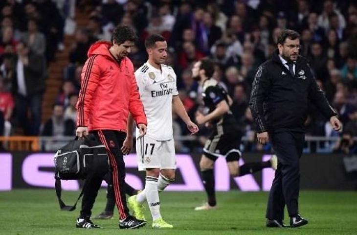 Lucas Vazques saat ditarik keluar karena cedera pada pertandingan kontra Ajax Amsterdam di Santiago Bernabeu, Rabu (6/2/2019) dini hari WIB. (JAVIER SORIANO / AFP)