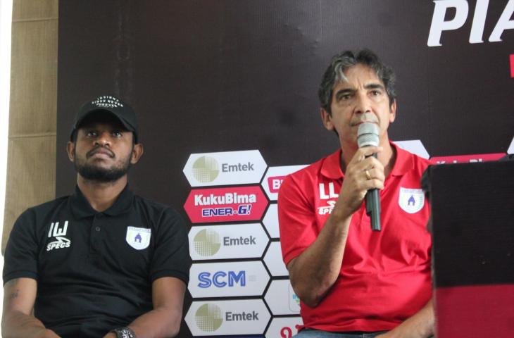 Pelatih Persipura Jayapura, Luciano Leandro, (kanan). (chatwithamelia.xyz/Irwan Febri Rialdi).