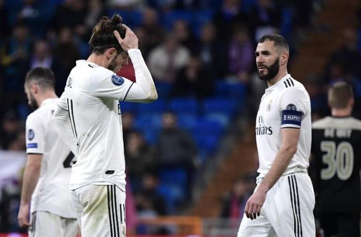 Ekspresi Gareth Bale dan Karim Benzema saat laga melawan Ajax Amsterdam di Liga Champions pada 5 Maret 2019. (Javier Soriano/AFP)