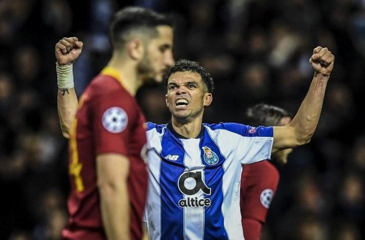 Penggawa Porto, Pepe merayakan comeback timnya usai menundukkan AS Roma di leg kedua babak 16 besar Liga Champions, Kamis (7/3/2019) dini hari tadi. [PATRICIA DE MELO MOREIRA / AFP]