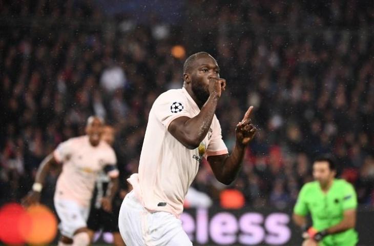 Selebrasi Romelu Lukaku usai jebol gawang Paris Saint Germain di leg kedua babak 16 besar Liga Champions. Penyerang Manchester United itu cetak dua gol untuk kemenangan tim 3-1. [FRANCK FIFE / AFP]