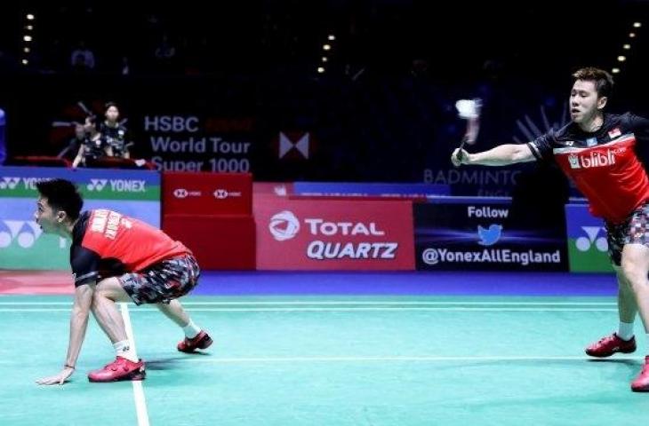 Pebulu tangkis ganda putra Indonesia Kevin Sanjaya Sukamuljo (kiri) dan Marcus Fernaldi Gideon takluk dari ganda putra Cina Zhang Nan/Liu Cheng pada babak pertama All England 2019 di Arena Brimingham, Inggris, Rabu (6/3/2019). Kevin/Marcus gagal melaju ke babak kedua setelah dikalahkan Zhang Nan/Liu Cheng dengan skor 19-21, 22-20 dan 17-21. ANTARA FOTO/Widya Amelia/Humas PP PBSI