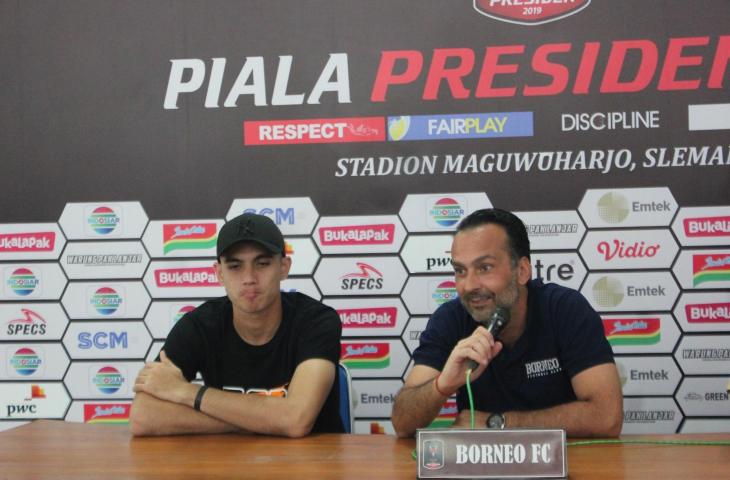 Pelatih Borneo FC, Fabio Lopez (kanan), saat menghadiri konferensi pers di Stadion Maguwoharjo, Sleman, Kamis, (7/3/2019). (chatwithamelia.xyz/Irwan Febri Rialdi).