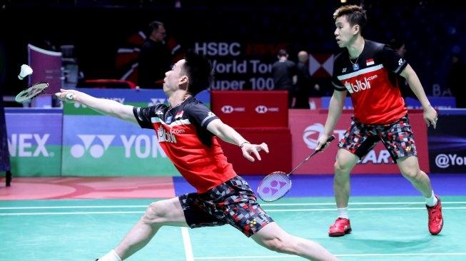 Pebulu tangkis ganda putra Indonesia Kevin Sanjaya Sukamuljo (kiri) dan Marcus Fernaldi Gideon takluk dari ganda putra Cina Zhang Nan/Liu Cheng pada babak pertama All England 2019 di Arena Brimingham, Inggris, Rabu (6/3/2019). Kevin/Marcus gagal melaju ke babak kedua setelah dikalahkan Zhang Nan/Liu Cheng dengan skor 19-21, 22-20 dan 17-21. ANTARA FOTO/Widya Amelia/Humas PP PBSI