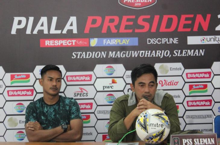 Pelatih PSS Sleman, Seto Nurdiantoro (kanan), saat menghadiri konferensi pers di Stadion Maguwoharjo, Sleman, Kamis (7/3/2019). (chatwithamelia.xyz/Irwan Febri Rialdi).