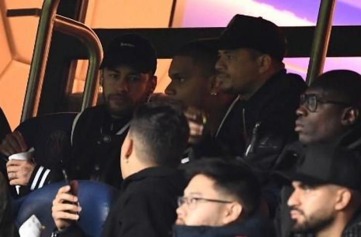 Neymar saat menyaksikan timnya, Paris Saint-Germain kalah di tangan Manchester United dalam leg kedua babak 16 besar Liga Champions di Parc des Princes, Kamis (7/3/2019) dini hari WIB. (FRANCK FIFE / AFP)