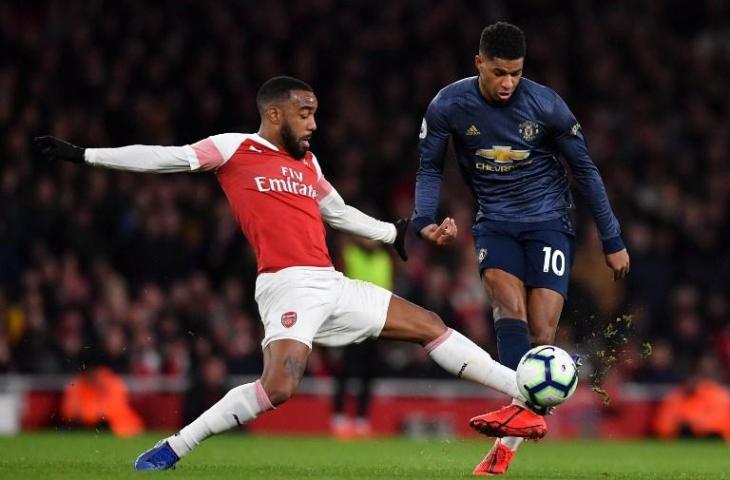 Alexandre Lacazette berebut bola dengan Marcus Rashford. Dalam laga pekan ke-30 Liga Primer Inggris semalam, Arsenal sukses memetik kemenangan 2-0. [BEN STANSALL / AFP]