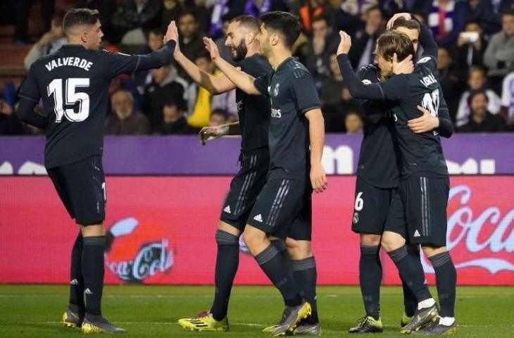 Para penggawa Real Madrid merayakan kemenangan usai mengandaskan Real Valladolid pada laga pekan ke-27 La Liga, Minggu (10/3/2019) waktu setempat. [CESAR MANSO / AFP]