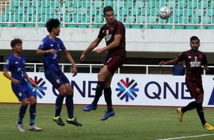 Penyerang PSM Makassar, Eero Merknanen (kedua dari kanan) melakukan sundulan ke gawang Lao Toyota pada laga Grup H Piala AFC 2019 di Stadion Pakansari, Bogor, Jawa Barat, Rabu (13/3/2019) sore. [ANTARA FOTO/Yulius Satria Wijaya]