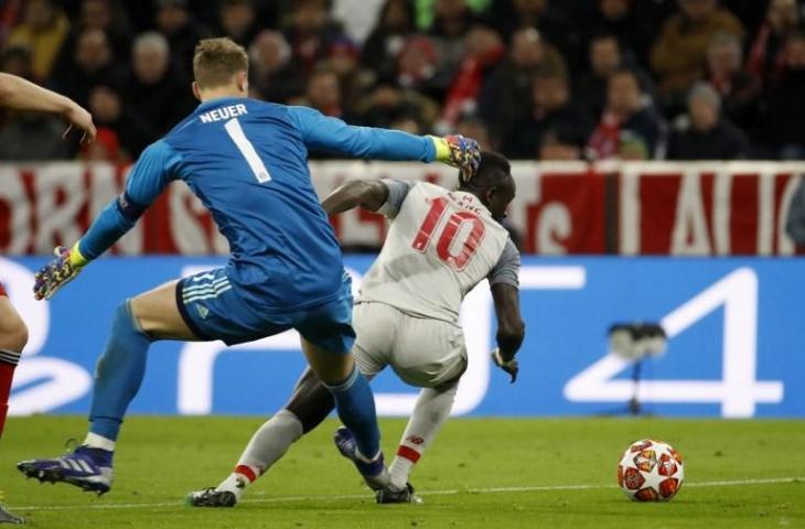 Aksi Sadio Mane saat mengecoh Manuel Neuer pada laga leg kedua babak 16 besar Liga Champions (13/3/2019) [Odd Andersen/AFP)