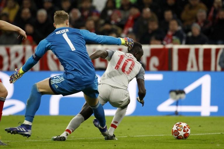 Aksi Sadio Mane saat mengecoh Manuel Neuer pada laga leg kedua babak 16 besar Liga Champions (13/3/2019) [Odd Andersen/AFP)