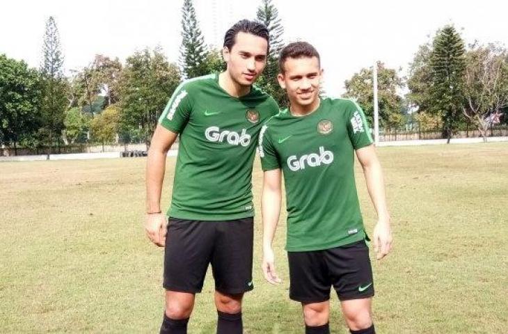 Ezra Walian dan Egy Maulana Vikri usai mengikuti latihan latihan timnas Indonesia U-23 di Lapangan ABC, Senayan, Jakarta, Kamis (13/3/2019). (Suara.com/Adie Prasetyo)