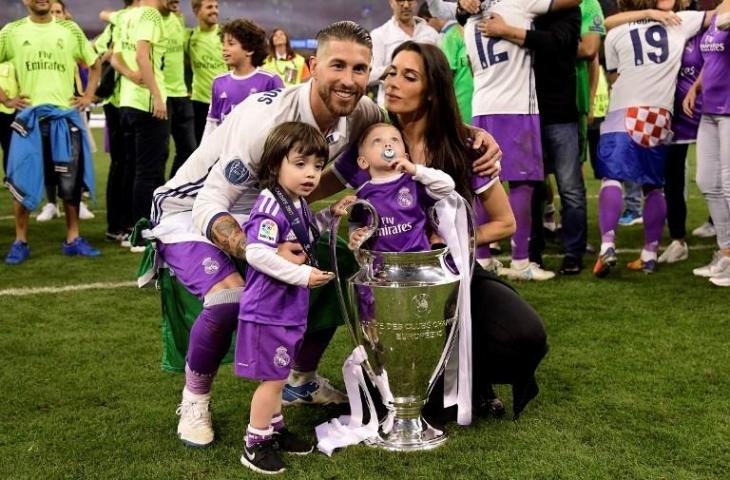 Kebersamaan Sergio Ramos, dan Pilar Rubio serta kedua anaknya saat menjuarai Liga Champions tahun 2017 (3/6/2017) [Javier Soriano/AFP]