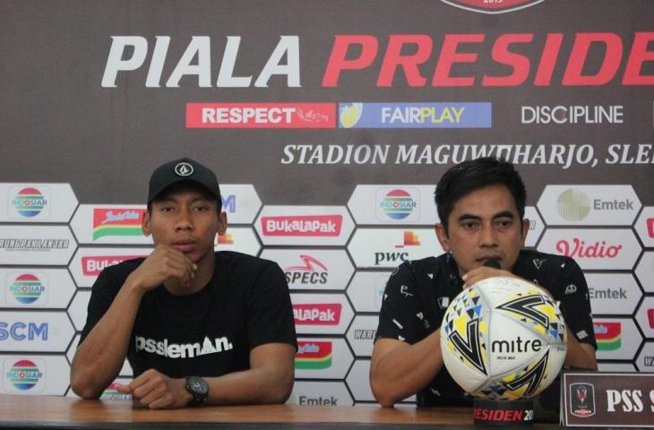 Kiper PSS Sleman, Ega Rizky (kiri) dan pelatih Seto Nurdiantoro (kanan). (chatwithamelia.xyz/Irwan Febri).