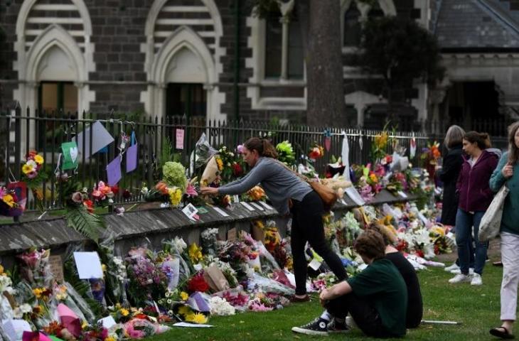 Para penduduk memberikan penghormatan kepada korban di masjid Christchurch pada 16 Maret 2019 (Anthony Wallace/AFP)