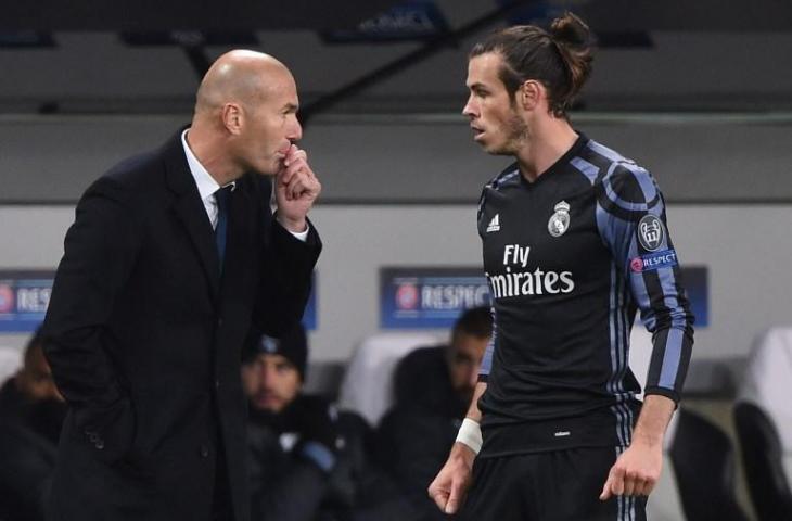 Zinedine Zidane saat memberikan instruksi kepada Gareth Bale di Liga Champions pada 2 November 2016. (Janek Skarzynski/AFP)