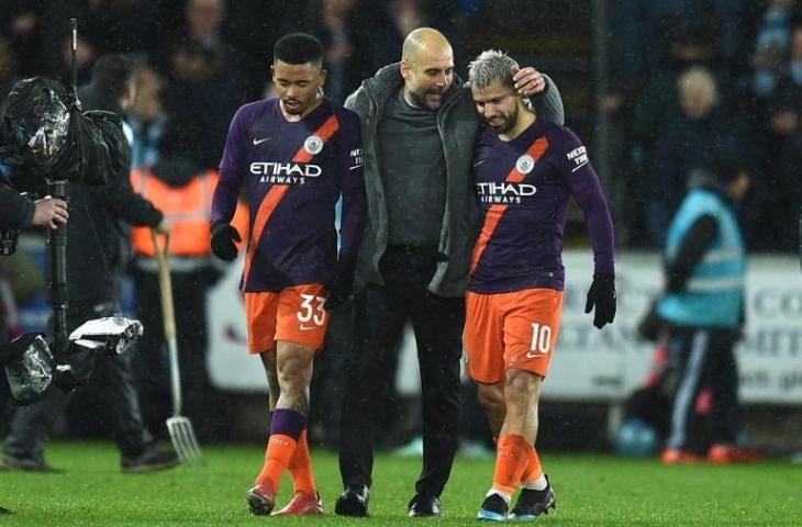 Pelatih Manchester City, Pep Guardiola memberi selamat pada anak asuhnya Gabriel Jesus (kiri) dan Sergio Aguero (kanan) setelah timnya menang dramatis atas Swansea City di perempat final Piala FA. Menang 3-2, Manchester City lolos ke semifinal Piala FA. [OLI SCARFF / AFP]