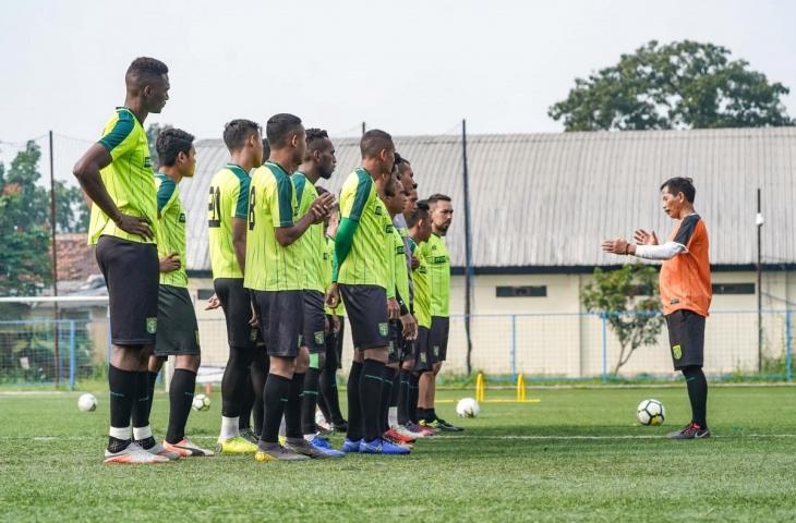 Pelatih Persebaya Surabaya, Djajang Nurdjaman saat memberikan instruksi kepada pemain (Dok: persebaya.id)