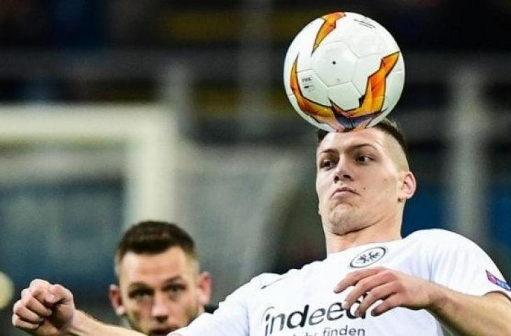 Pemain Eintracht Frankfurt Luka Jovic mengontrol bola saat menghadapi Inter Milan di babak 16 besar Liga Europa [AFP]