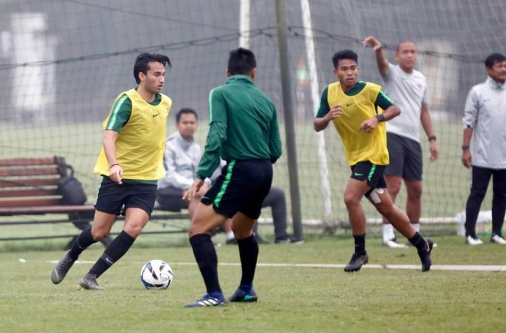 Aksi Ezra Walian saat berlatih bersama Timnas Indonesia U-23. (Dok. PSSI).