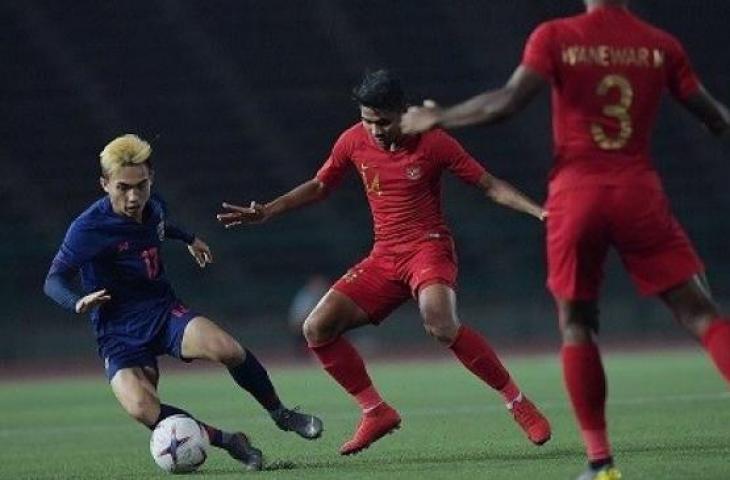 Fullback Timnas Indonesia U-23, Asnawi Mangkualam (tengah) berebut bola dengan pemain Thailand dalam pertandingan matchday 1 Grup K Kualifikasi Piala Asia U-23 2020 di Stadion Nasional My Dinh, Hanoi, Vietnam, Jumat (22/3/2019) sore. [ANTARA FOTO/Nyoman Budhiana]