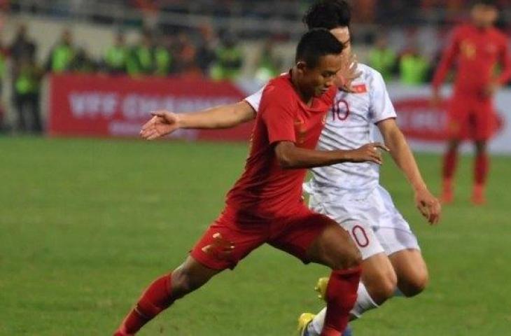 Pesepakbola Timnas Indonesia U-23 Indonesia, Sani Rizki Fauzi (kiri) berupaya melewati pemain Vietnam U-23, Truong Van Thay Qui dalam laga matchday 2 Grup K Kualifikasi Piala Asia U-23 2020 di My Dinh National Stadium, Hanoi, Vietnam, Minggu (24/3/2019) malam WIB. [ANTARA FOTO/R. Rekotomo]