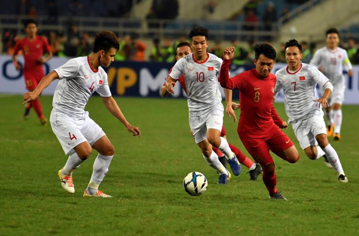 Pesepak bola tim nasional U-23 Indonesia Witan Sulaeman (ketiga kanan) berupaya mengecoh pesepak bola tim nasional Vietnam U-23 Ho Tan Tai (4), pada pertandingan sepak bola Grup K kualifikasi Piala Asia U-23 AFC 2020, di Stadion Nasional My Dinh, Hanoi, Vietnam, Minggu (24/3/2019). ANTARA FOTO/R. Rekotomo/aww.