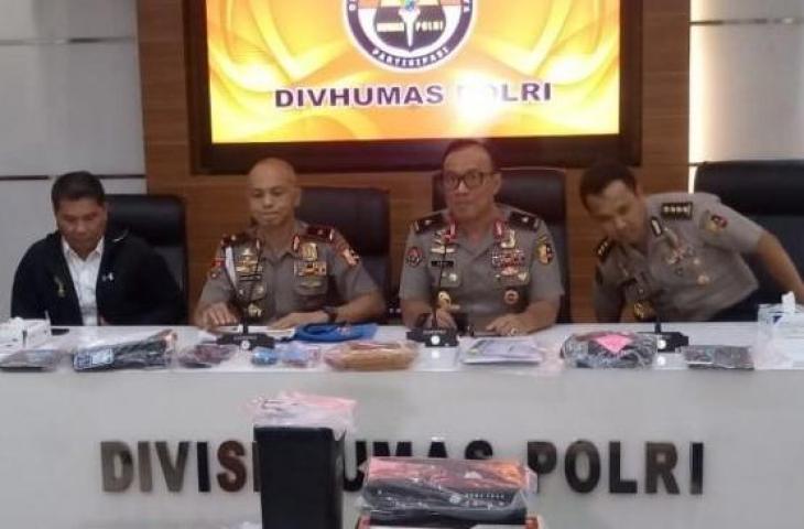 Kepala Satgas Antimafia Bola, Brigjen Pol. Hendro Pandowo (kedua kiri) memberikan keterangan pers tentang penahanan Joko Driyono, Senin (25/3/2019) [Suara.com/Yosea Arga]
