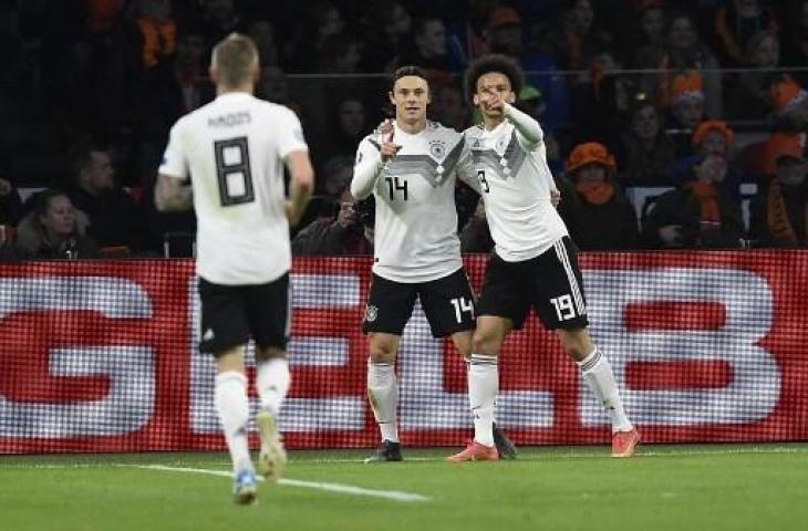 Leroy Sane melakukan selebrasi bersama rekan-rekanya usai mencetak gol ke gawang Belanda dalam kemenangan Jerman dengan skor 3-2 pada pertandingan Grup C Kualifikasi Piala Eropa 2020 di Johan Cruijff Arena, Amsterdam, Senin (25/3/2019) dini hari WIB. (JOHN THYS / AFP)