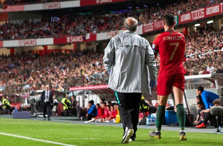 Cristiano Ronaldo meninggalakan lapangan saat mendapat cedera pada laga melawan Serbia (Twitter.com/TeamCRonaldo)