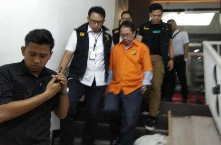 Joko Driyono mengenakan rompi tahanan Polda Metro Jaya. (Suara.com/Yosea Arga)