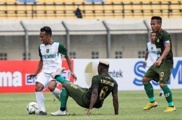 Pemain Persebaya Surabaya, Irfan Jaya (kir) berebut bola dengan pemain Tira Persikabo Parfait Louis Essengue (kedua kiri) saat pertandingan Grup A Piala Presiden di Stadion Si Jalak Harupat, Kabupaten Bandung, Jawa Barat, Selasa (12/3/2019). Pertandingan Persebaya Surabaya melawan Tira Persikabo berakhir seri dengan skor 0-0. (ANTARA FOTO/M Agung Rajasa/ama)