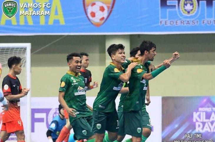 Para pemain Vamos Mataram merayakan gol ke gawang BTS Surabaya pada babak final four PFL 2019 di Gor UNY pada Sabtu (30/3/2019) [instagram.com/vamosfcmataram]