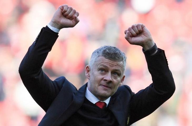 Ekspresi Ole Gunnar Solskjaer yang baru saja resmi jadi manajer permanen saat menyaksikan anak asuhnya Manchester United menang atas Watford di Old Trafford, Sabtu (30/3/2019). [PAUL ELLIS / AFP]