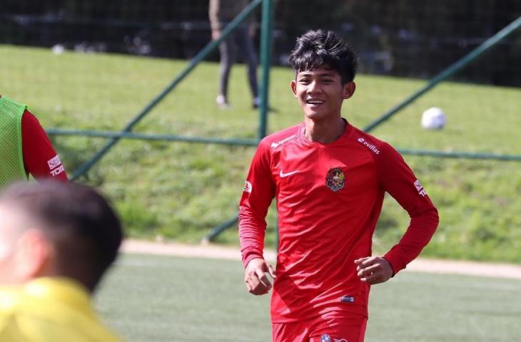 Pemain AFC Tubize U-18 Firza Andika buat heboh media Asia usai cetak dua gol ke gawang Barcelona. [@afctubize_asia_official / Instagram]