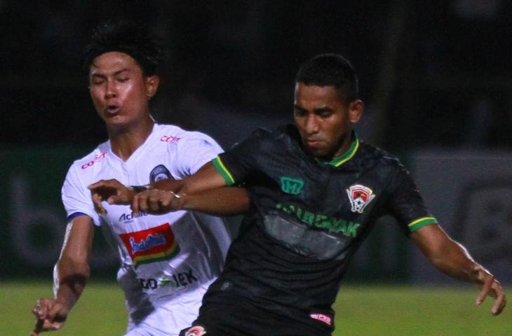 Johan Ahmat Farizi (kiri) berebut bola dengan pesepak bola Kalteng Putra Pandi Ahmad Lestaluhu (kanan) saat pertandingan leg kedua Semifinal Piala Presiden di Stadion 17 Mei Banjarmasin, Kalimantan Selatan, Jumat (5/4/2019). Arema FC mengalahkan Kalteng Putra Putra dengan skor 3-0. ANTARA FOTO/Bayu Pratama S/ama.