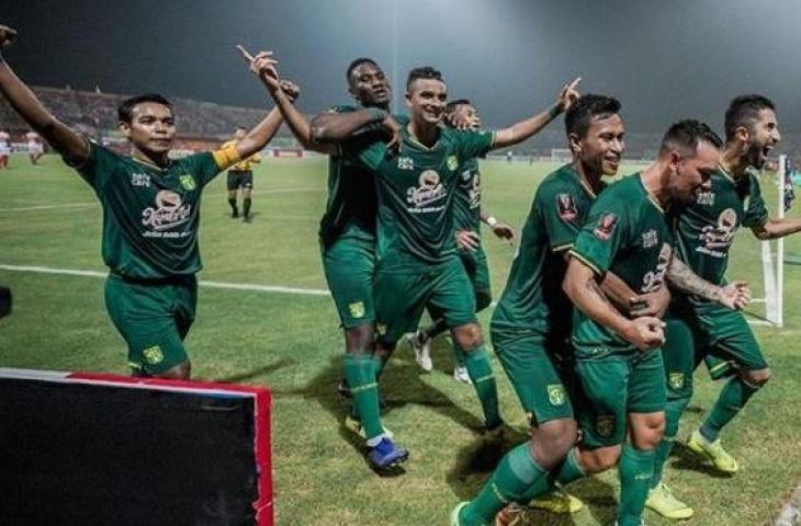 Para pemain Persebaya Surabaya merayakan keberhasilan timnya lolos ke final Piala Presiden 2019. (Instagram/officialpersebaya)